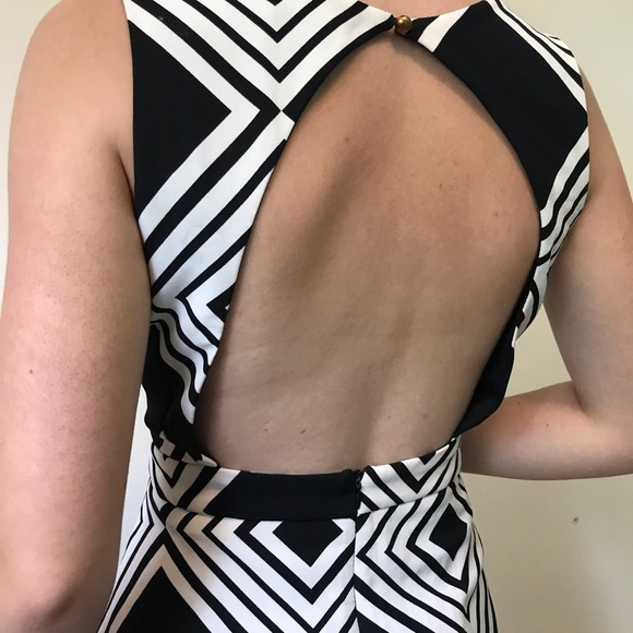 Short mini skirt look 60’s dream outfit! Graphic, classy and elegant and cool. - Picture 8 of 17